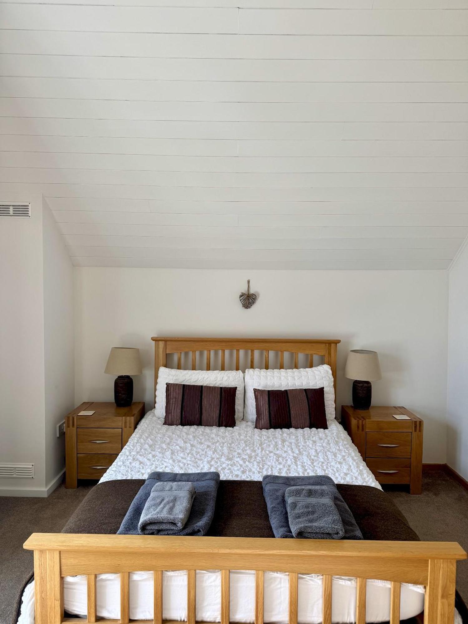 Medway Hot Tub Lodge South Cerney Exterior photo