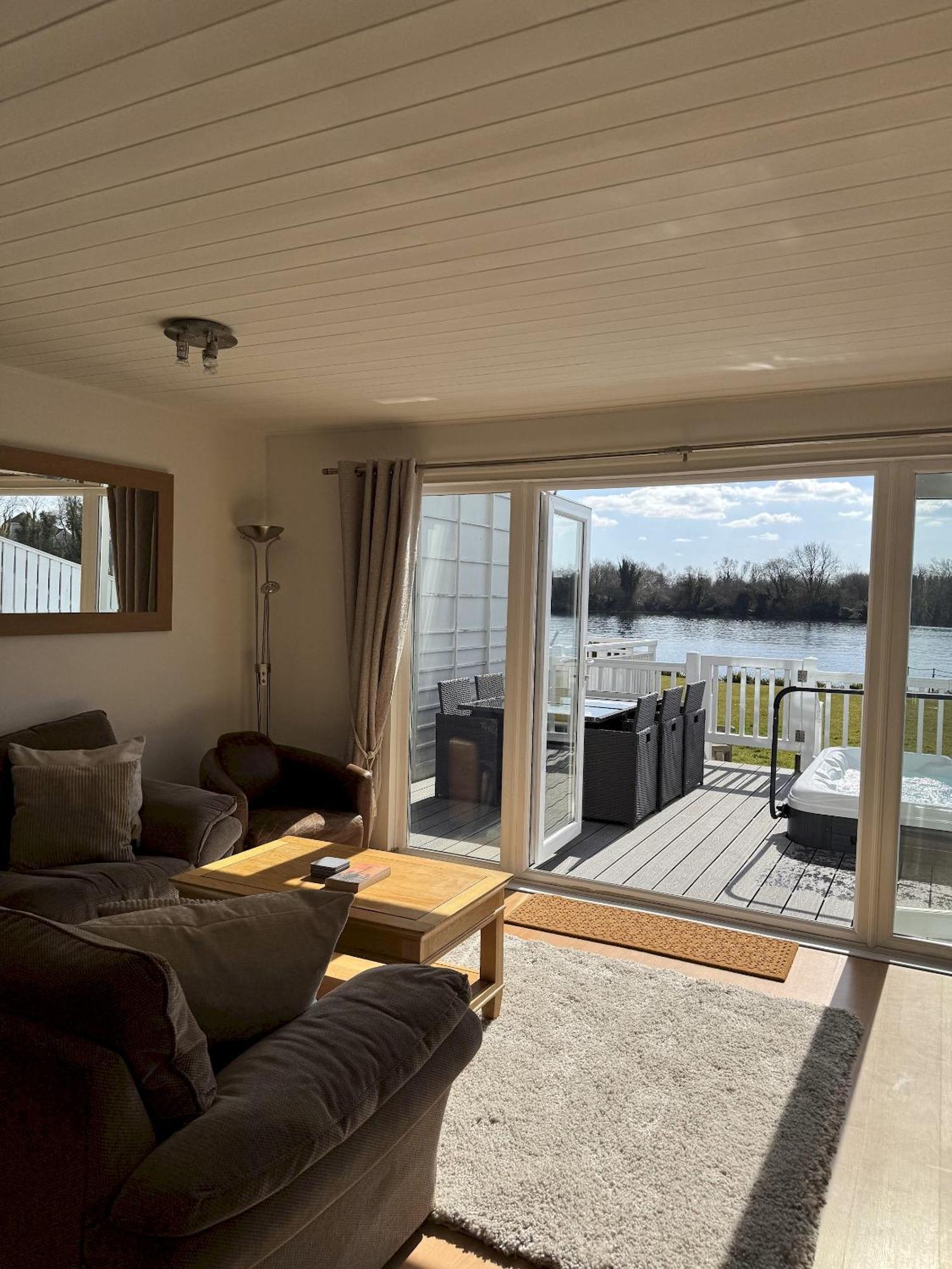 Medway Hot Tub Lodge South Cerney Exterior photo