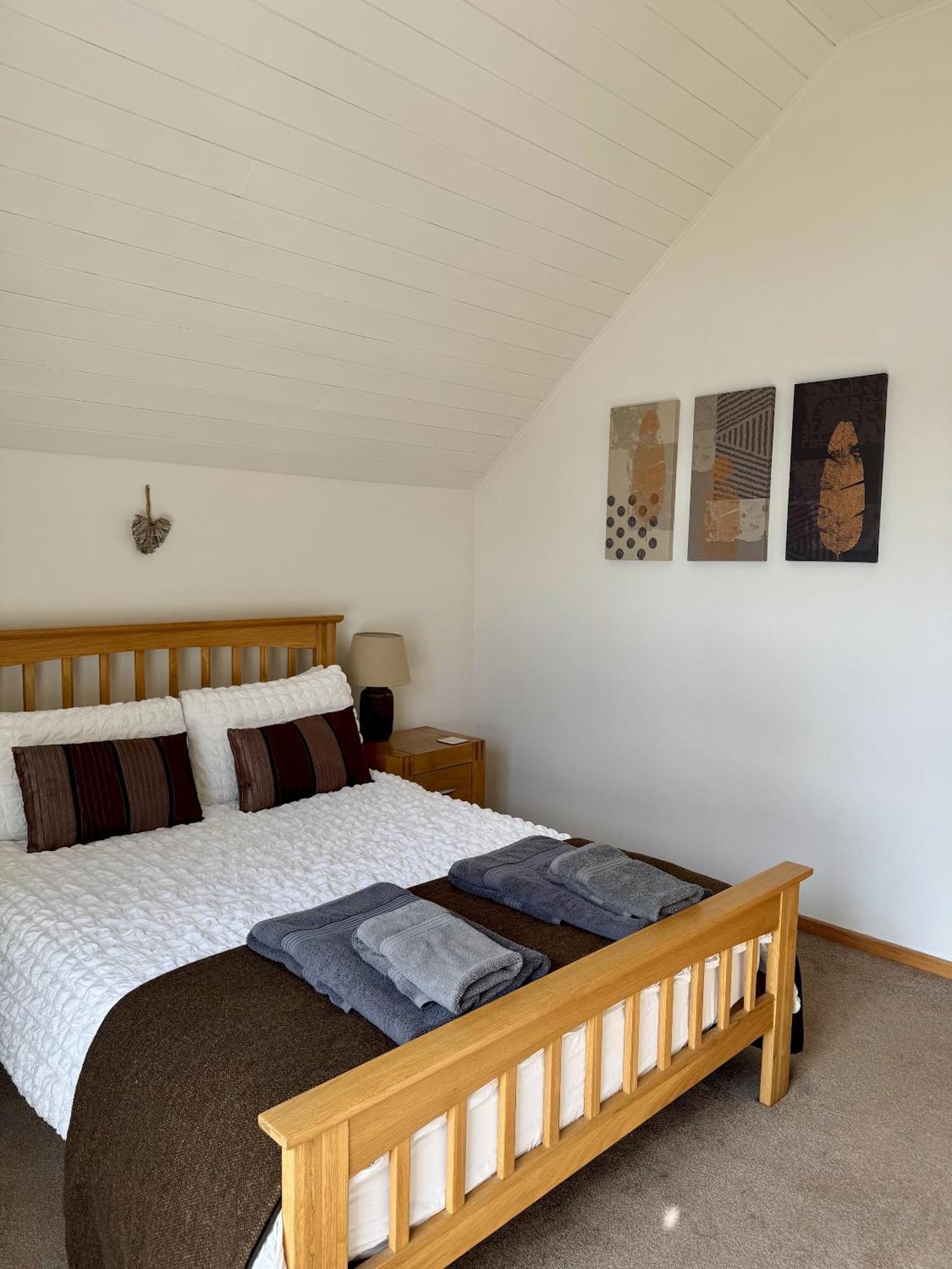 Medway Hot Tub Lodge South Cerney Exterior photo