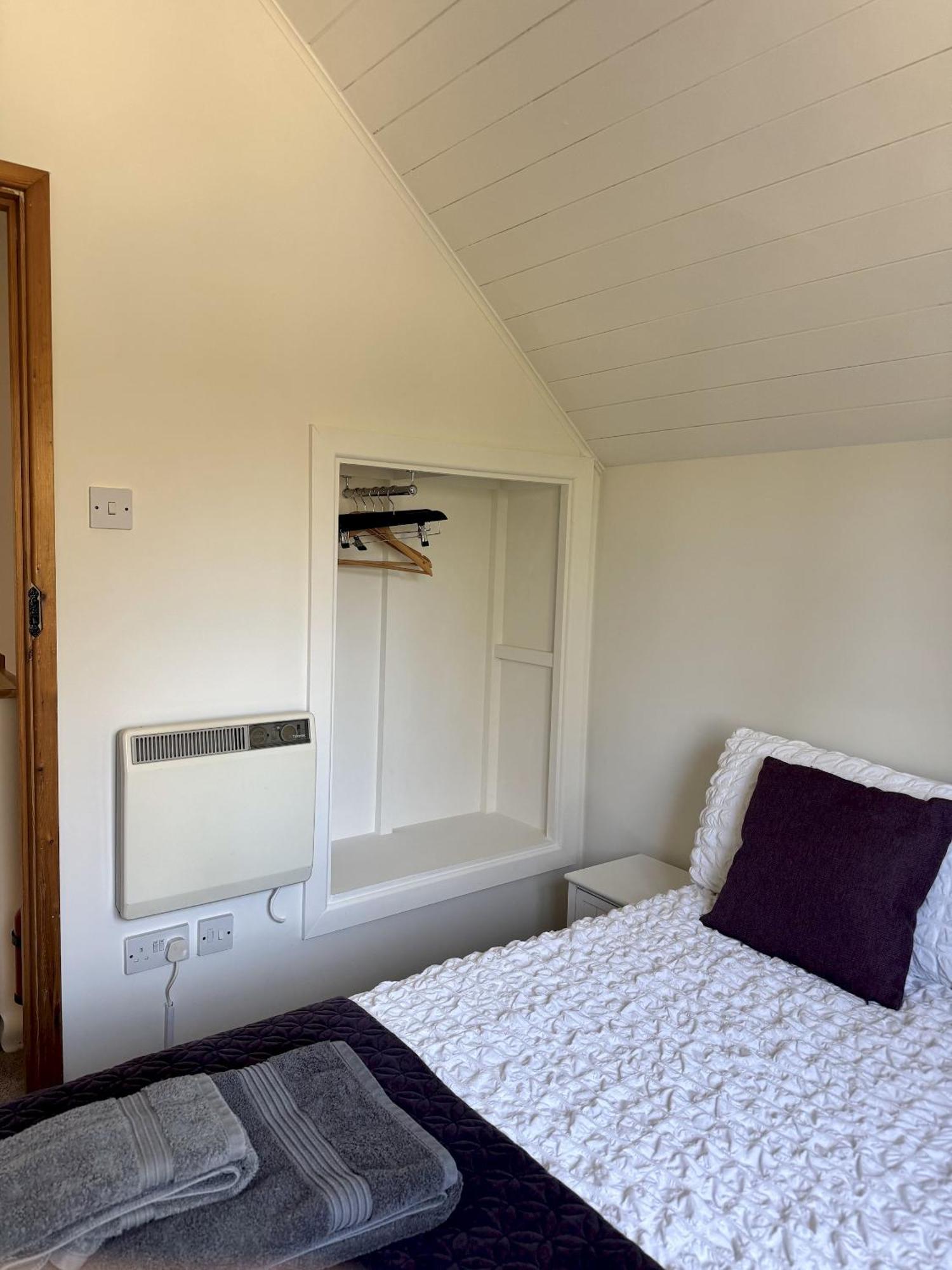 Medway Hot Tub Lodge South Cerney Exterior photo