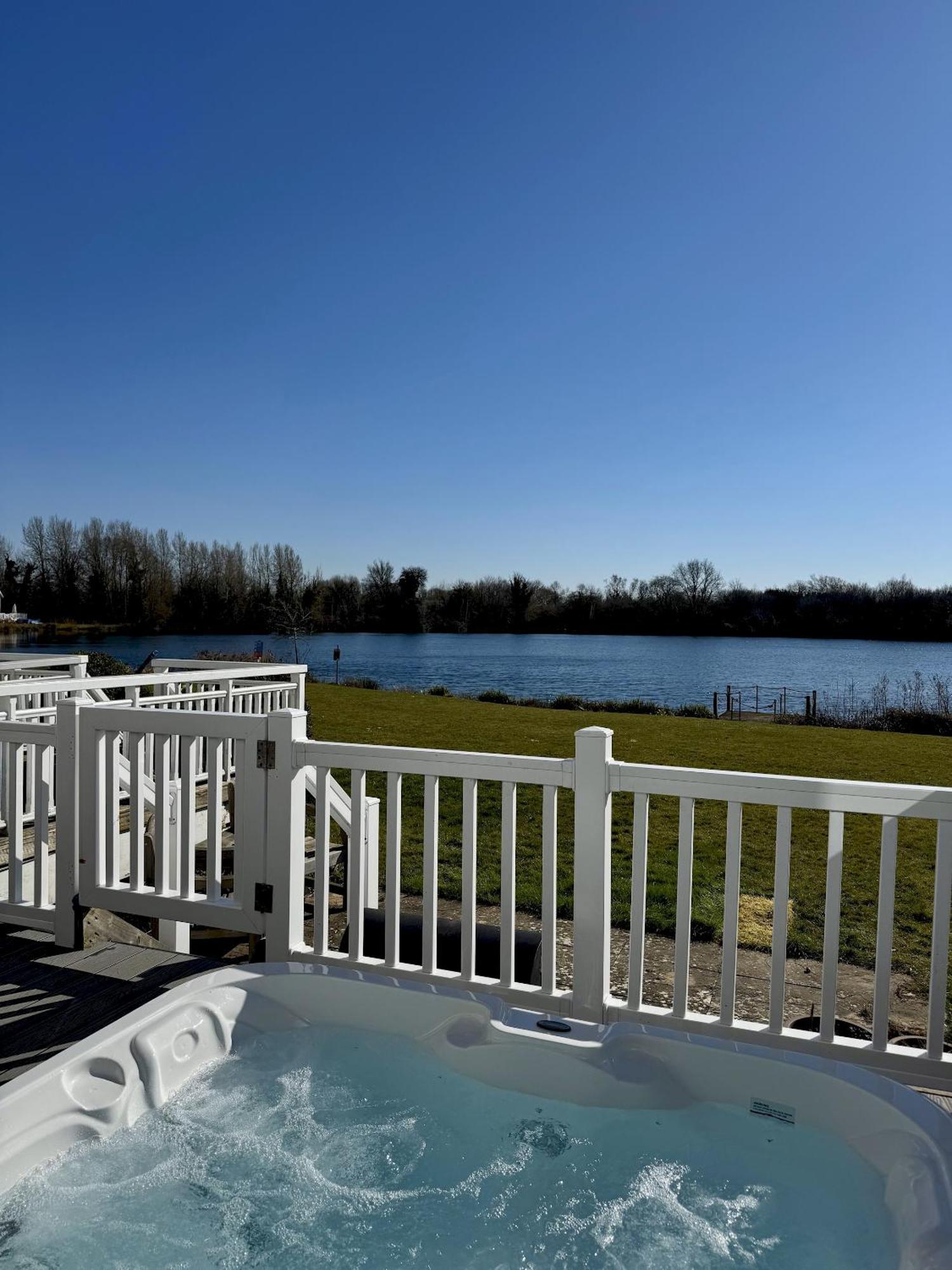 Medway Hot Tub Lodge South Cerney Exterior photo