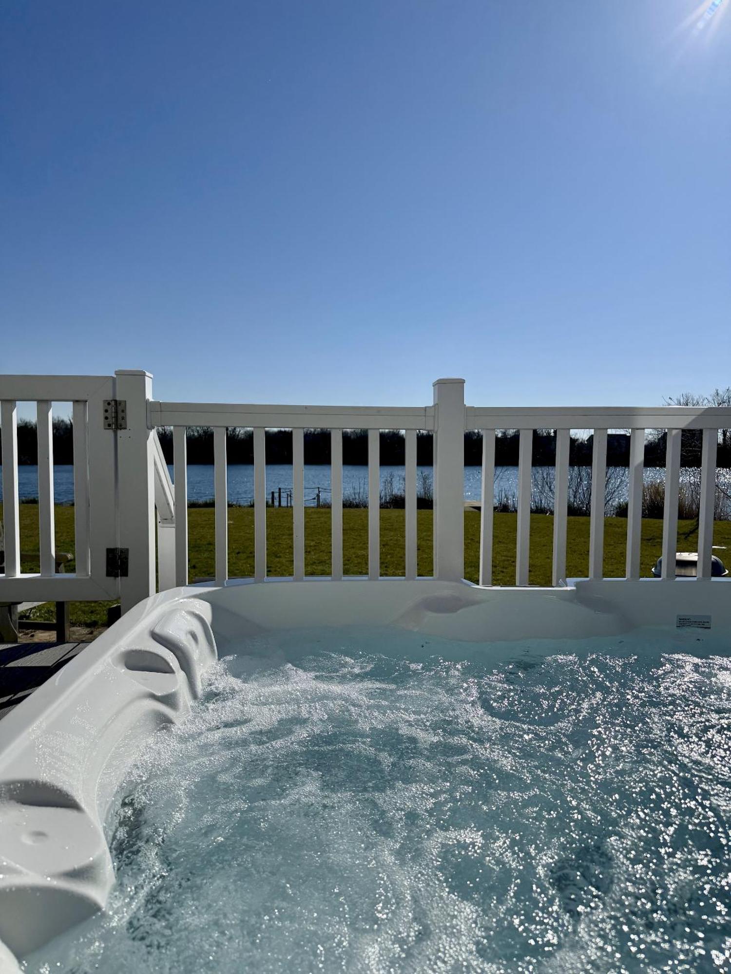 Medway Hot Tub Lodge South Cerney Exterior photo