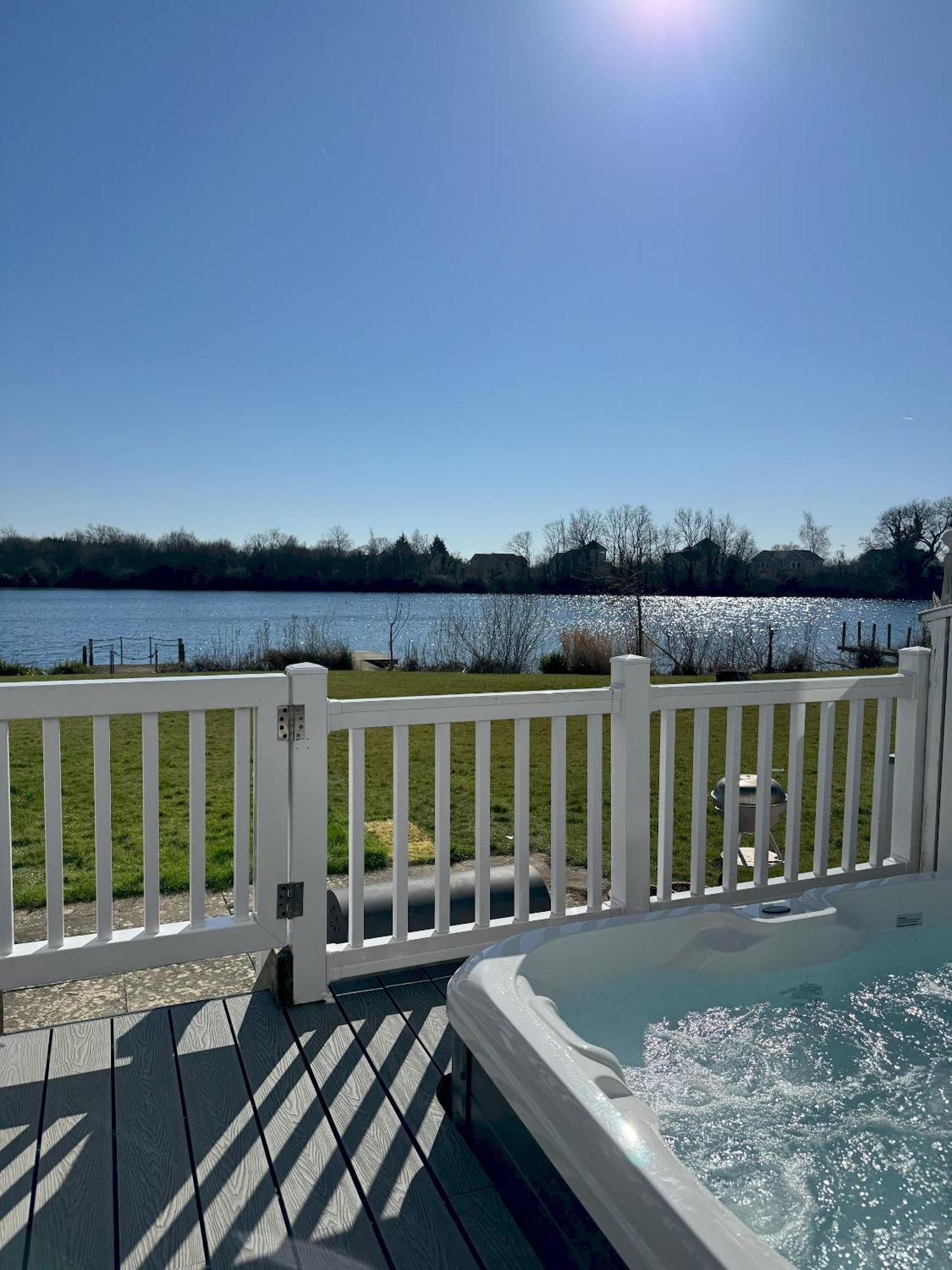 Medway Hot Tub Lodge South Cerney Exterior photo